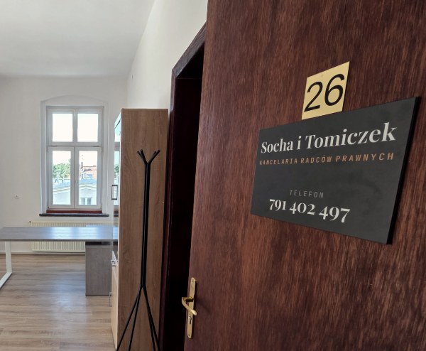 Drzwi do lokalu 26, siedziba kancelarii Socha i Tomiczek w Opolu