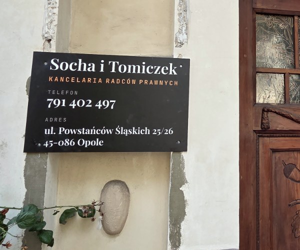 Szyld kancelarii radców prawnych Socha i Tomiczek z adresem i numerem telefonu